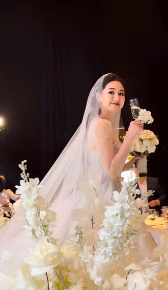 Trong ngày trọng đại, dù diện áo dài hay váy cưới, cô nàng đều tỏa sáng với nụ cười rạng rỡ.