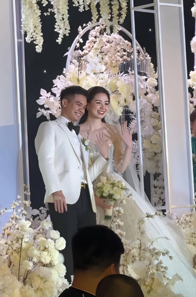 Cô nhận nhiều lời khen bởi nét đẹp phúc hậu, thanh lịch, không đại trà và vẫn cuốn hút theo cách riêng.