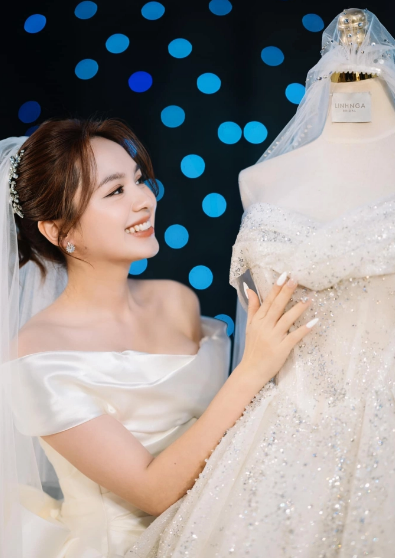 Cũng trong lễ cưới của mình, cô dâu xinh đẹp Thu Hà gây chú ý với visual cực phẩm.