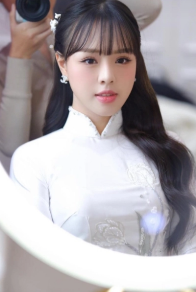 Ngô Thảo Trang khoe nhan sắc trong ngày ăn hỏi của mình, nữ MC gây chú ý bởi vẻ đẹp trong trẻo, tựa nàng thơ.