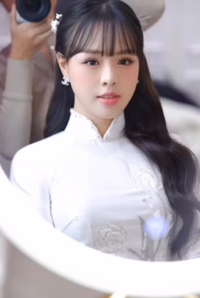 Ngô Thảo Trang khoe nhan sắc trong ngày ăn hỏi của mình, nữ MC gây chú ý bởi vẻ đẹp trong trẻo, tựa nàng thơ.