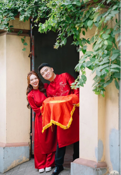 Đám cưới của TikToker trẻ tài năng Hà "Mã Tấu" (Đặng Thu Hà, sinh năm 2000) và chú rể Phan Quang Dũng thu hút sự chú ý của cộng đồng mạng vừa qua. Đặc biệt nhan sắc của cô dâu Thu Hà nổi bật hơn cả.