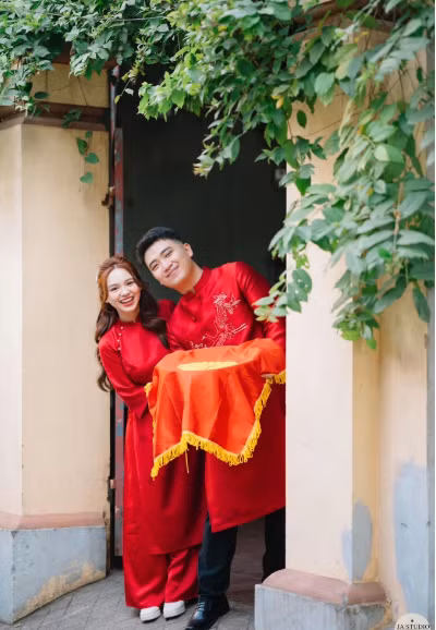 Đám cưới của TikToker trẻ tài năng Hà "Mã Tấu" (Đặng Thu Hà, sinh năm 2000) và chú rể Phan Quang Dũng thu hút sự chú ý của cộng đồng mạng vừa qua. Đặc biệt nhan sắc của cô dâu Thu Hà nổi bật hơn cả.