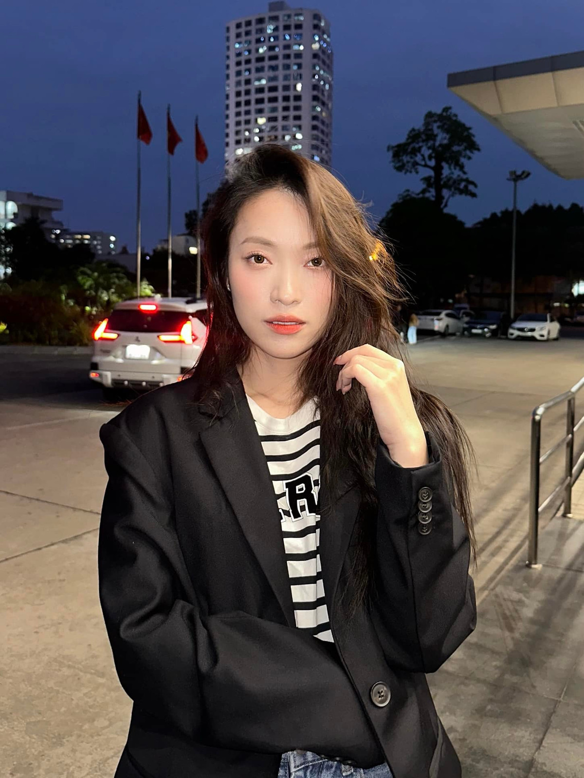 Được biết, Khánh Vy mua ô tô năm 19 tuổi, mua đất tặng bố mẹ năm 20 tuổi, tự mua nhà ở cả Hà Nội và TP.HCM...