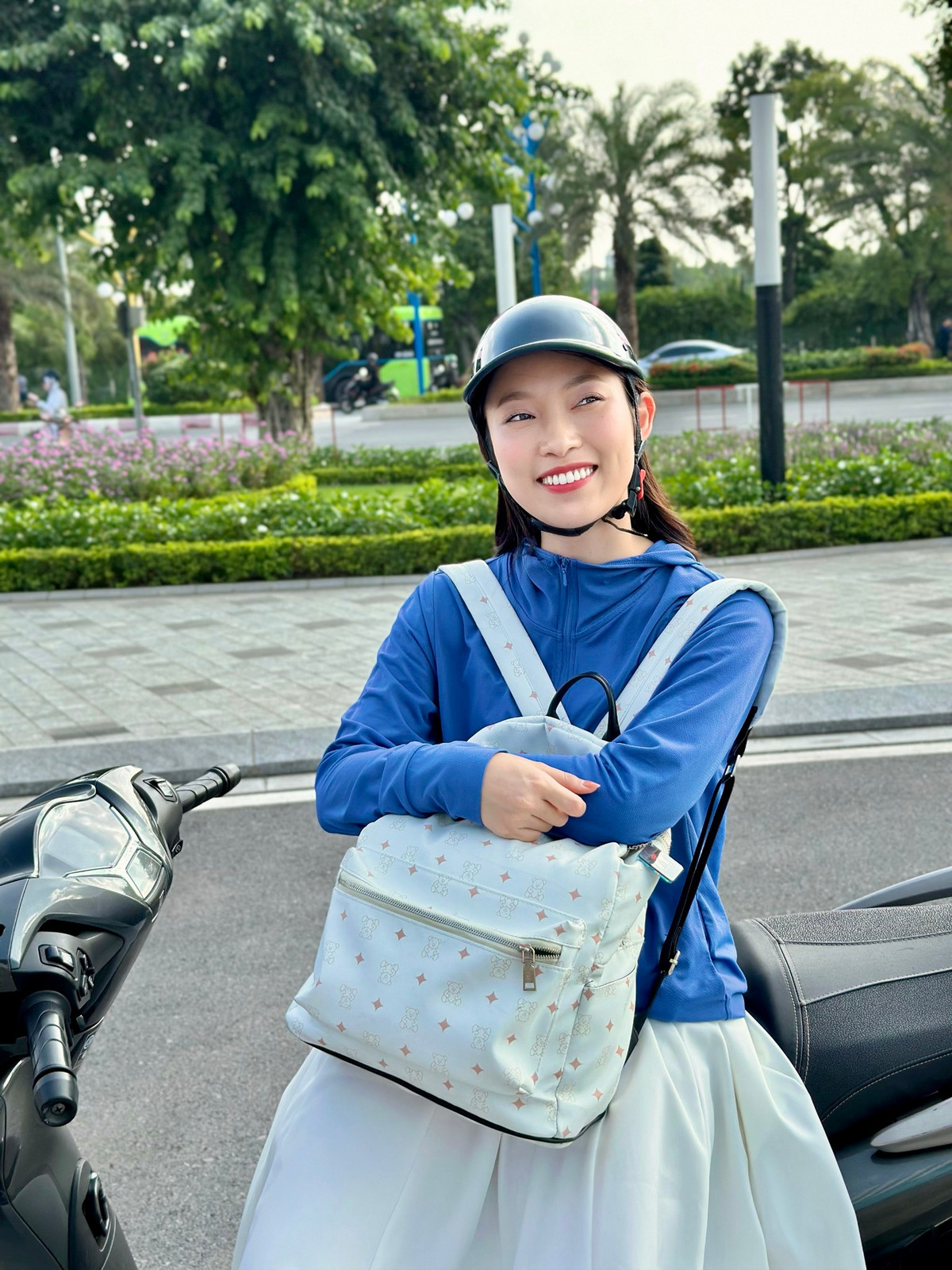 Hiện tại, ngoài công việc ở VTV, Khánh Vy còn nhận được chi phí quảng cáo từ kênh YouTube và mức thu nhập từ việc làm MC ở các sự kiện song ngữ. Khánh Vy còn cộng tác với nhãn hàng, làm KOL quảng cáo, viết sách,...Ảnh: FBNV