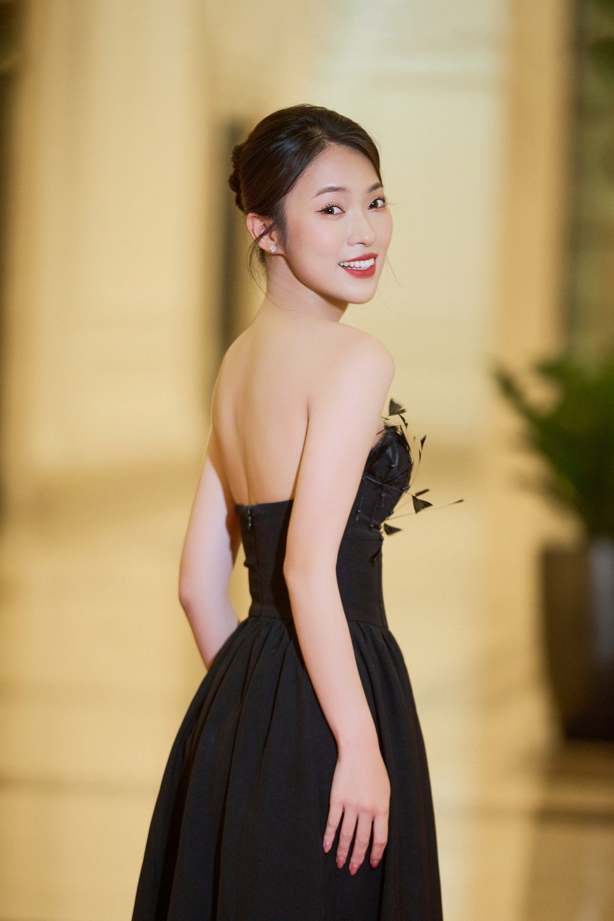 Khánh Vy bắt đầu nổi lên với clip nói 7 ngôn ngữ khác nhau khi đang học THPT: Thái, Hàn, Trung, Nhật, Anh, Italy, Việt. Từ đó, biệt danh "hot girl 7 thứ tiếng" gắn liền với người đẹp quê Nghệ An.