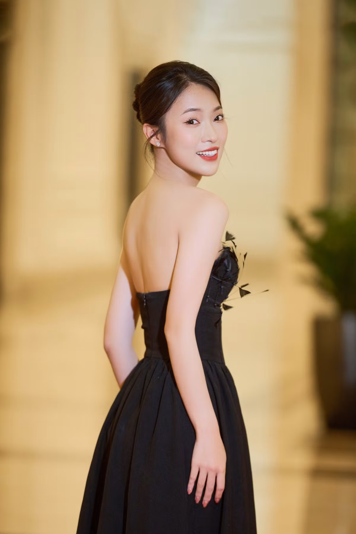 Khánh Vy bắt đầu nổi lên với clip nói 7 ngôn ngữ khác nhau khi đang học THPT: Thái, Hàn, Trung, Nhật, Anh, Italy, Việt. Từ đó, biệt danh "hot girl 7 thứ tiếng" gắn liền với người đẹp quê Nghệ An.