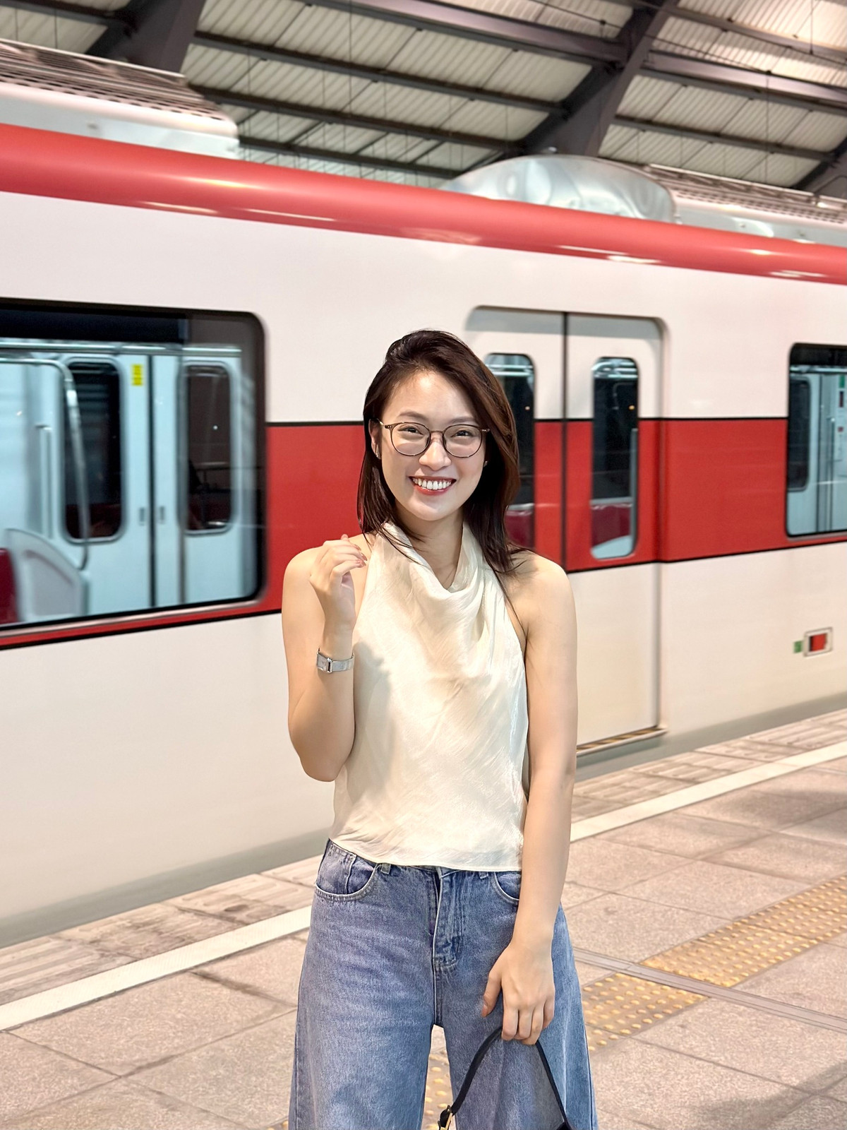 Cô nàng theo đuổi gu thời trang hiện đại, năng động nhưng thi thoảng cũng rất gợi cảm, quyến rũ.