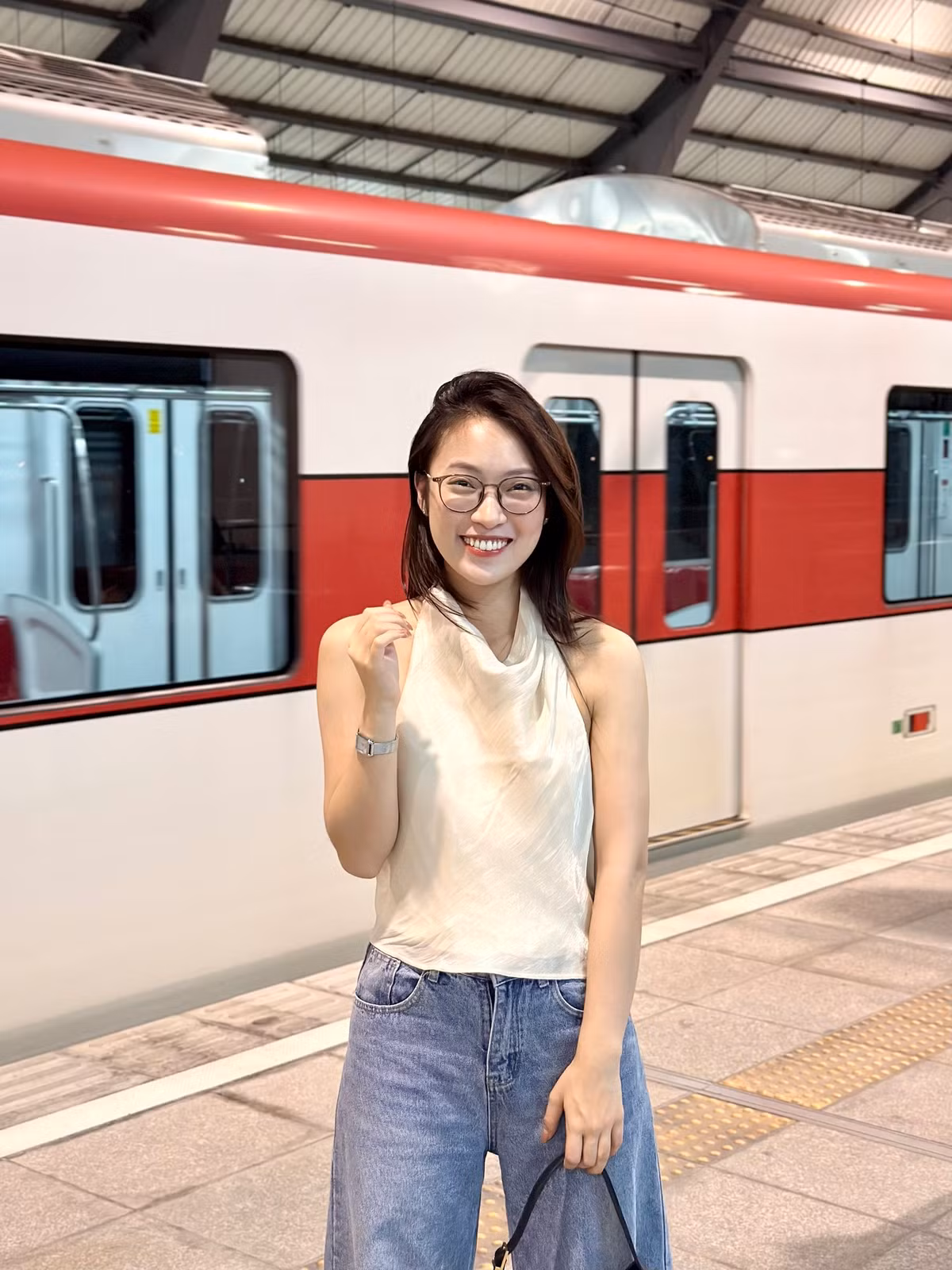 Cô nàng theo đuổi gu thời trang hiện đại, năng động nhưng thi thoảng cũng rất gợi cảm, quyến rũ.