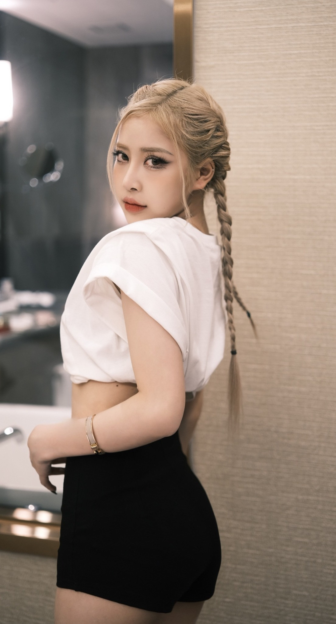 Huyền Diệu sở hữu một gương mặt xinh đẹp với sống mũi cao, đôi mắt to tròn và nụ cười tỏa nắng.