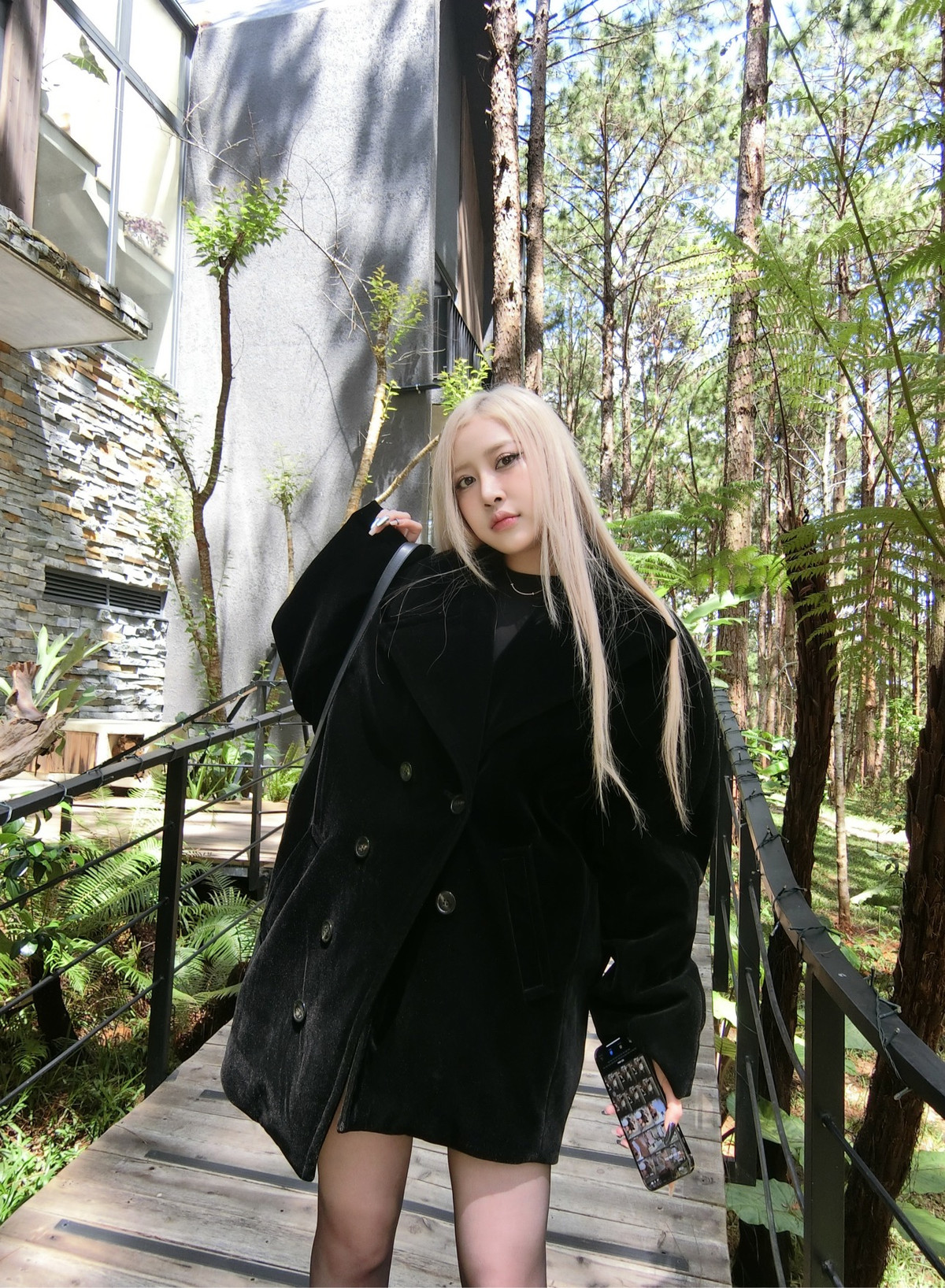 Cô còn nhận được nhiều lời mời hợp tác làm người mẫu, quảng cáo sản phẩm từ các nhãn hàng thời trang và mỹ phẩm.