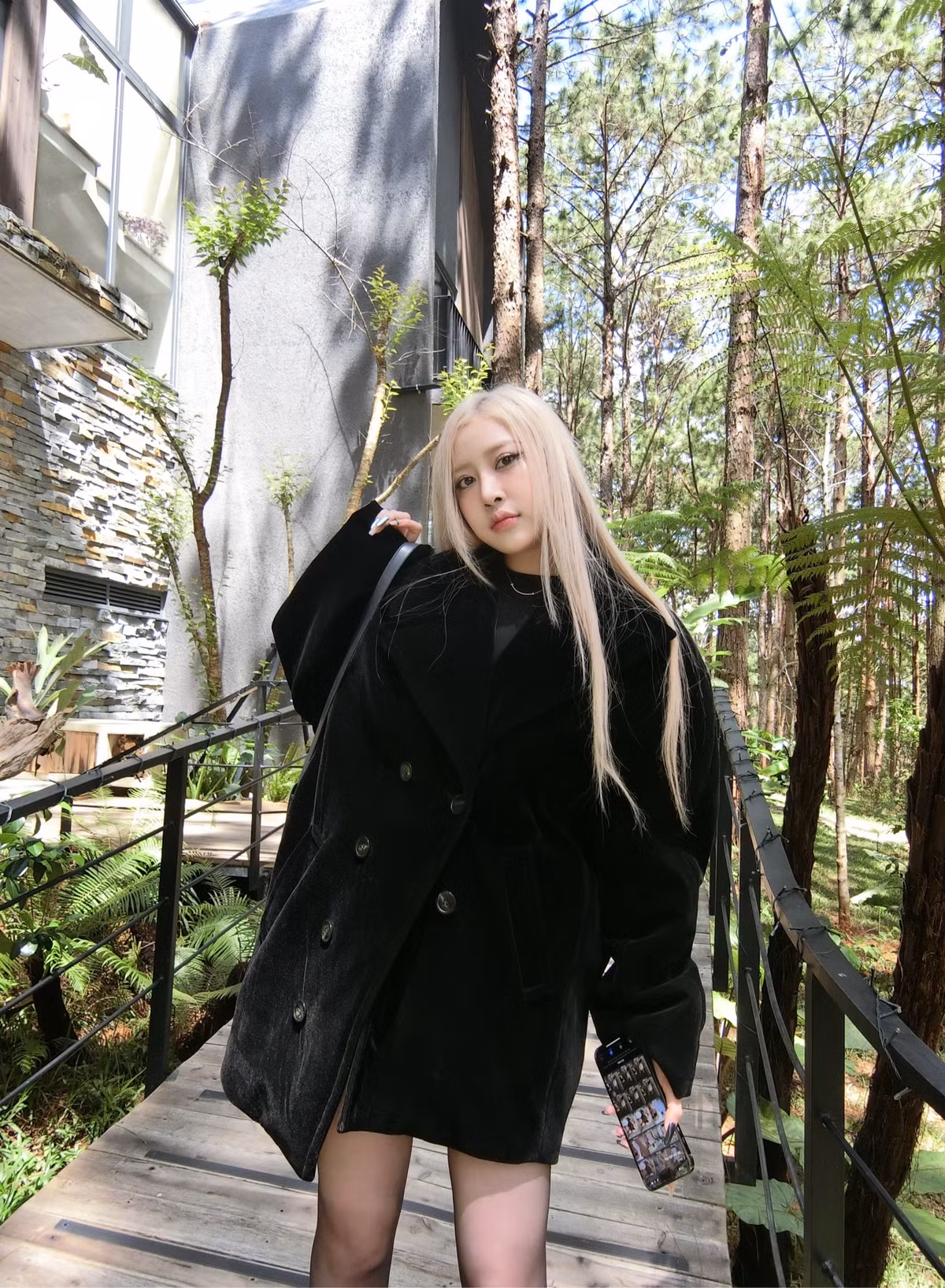 Cô còn nhận được nhiều lời mời hợp tác làm người mẫu, quảng cáo sản phẩm từ các nhãn hàng thời trang và mỹ phẩm.