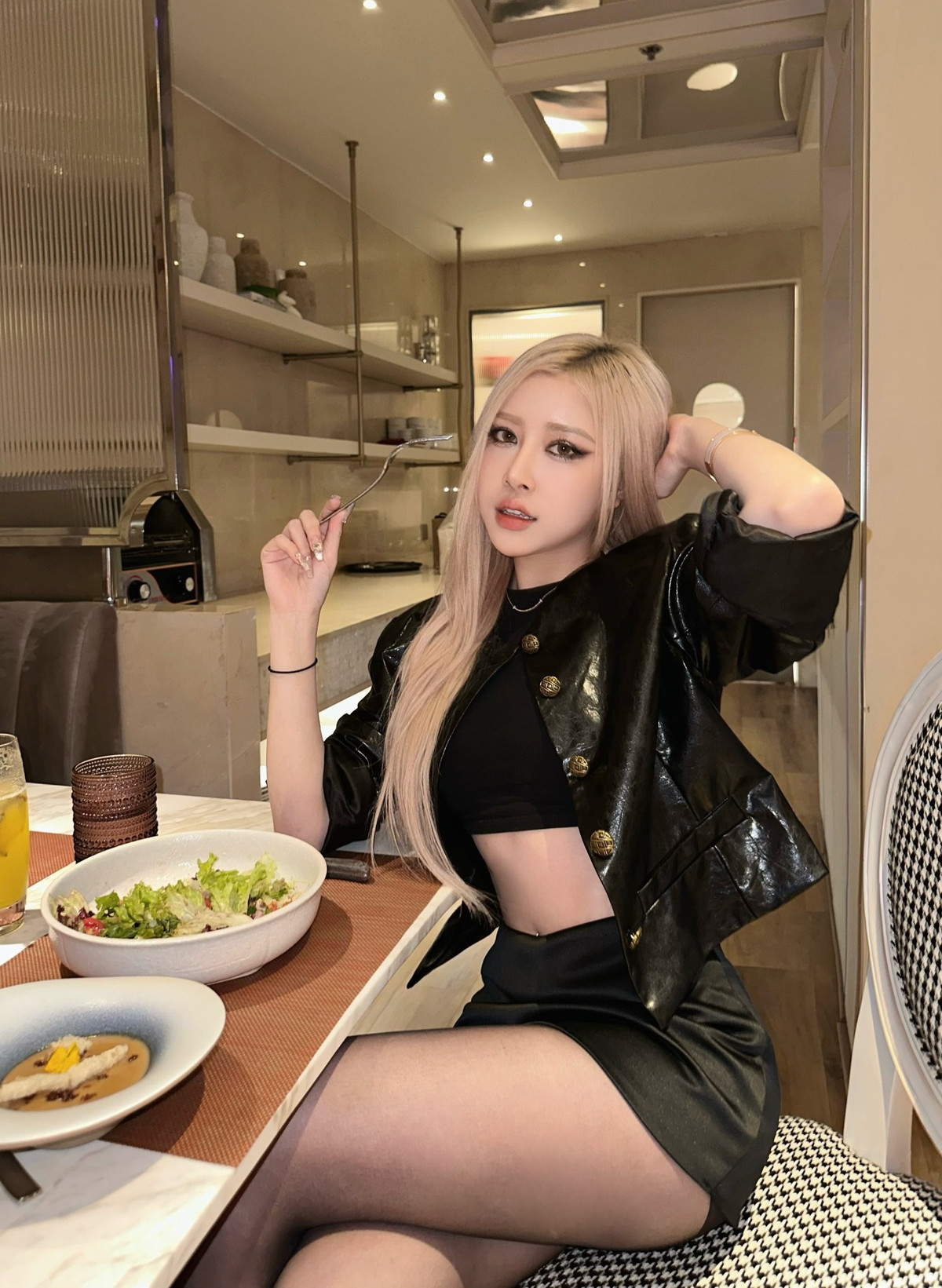 Gái xinh này còn sở hữu chiều cao vượt trội 1m72 cùng body quyến rũ, Huyền Diệu có thể “cân” được bất kì phong cách thời trang nào.