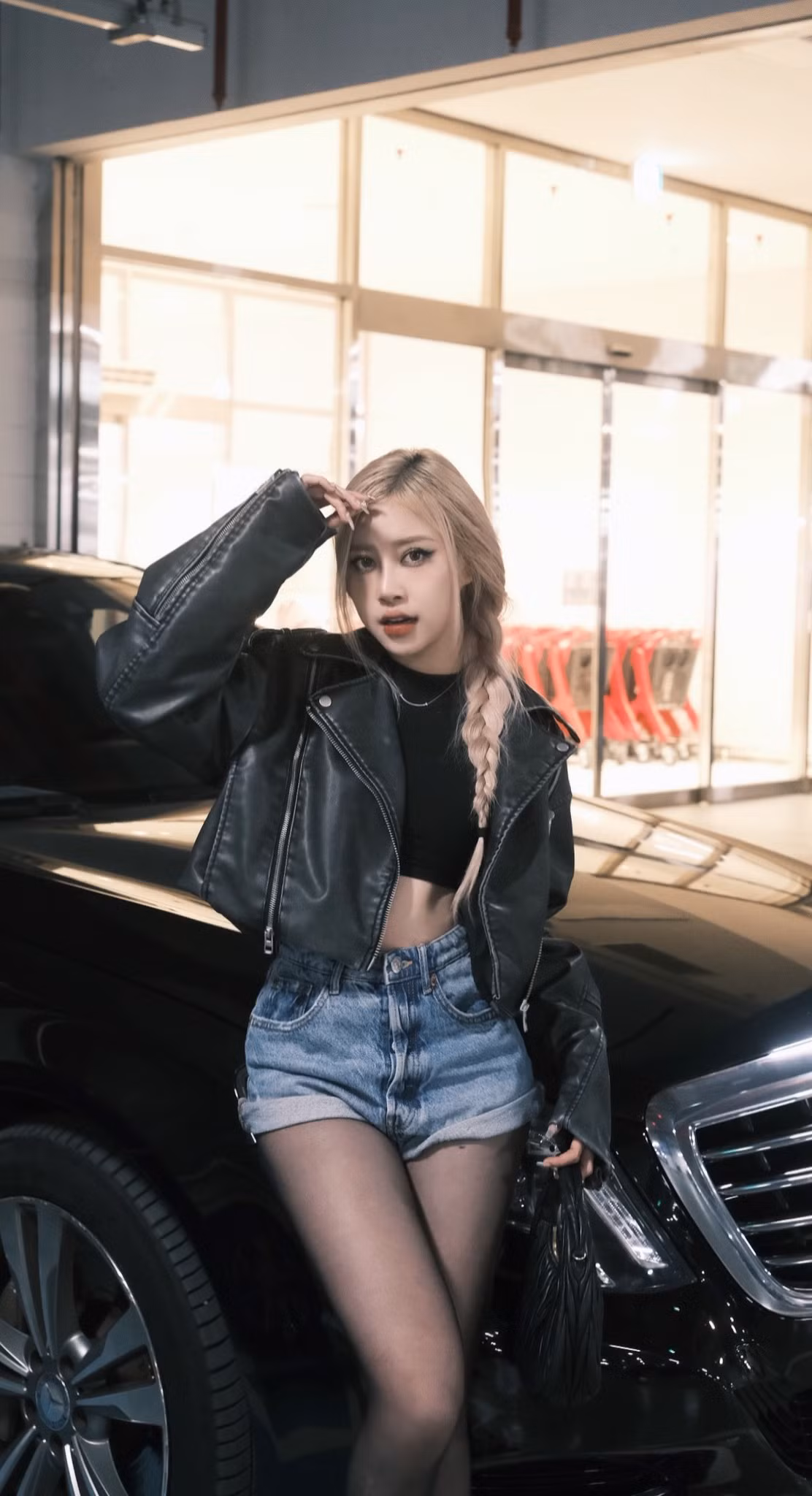 Cô nàng có niềm đam mê lớn với trang phục mang gam màu trắng đen, khi cá tính, lúc lại vô cùng quyến rũ.