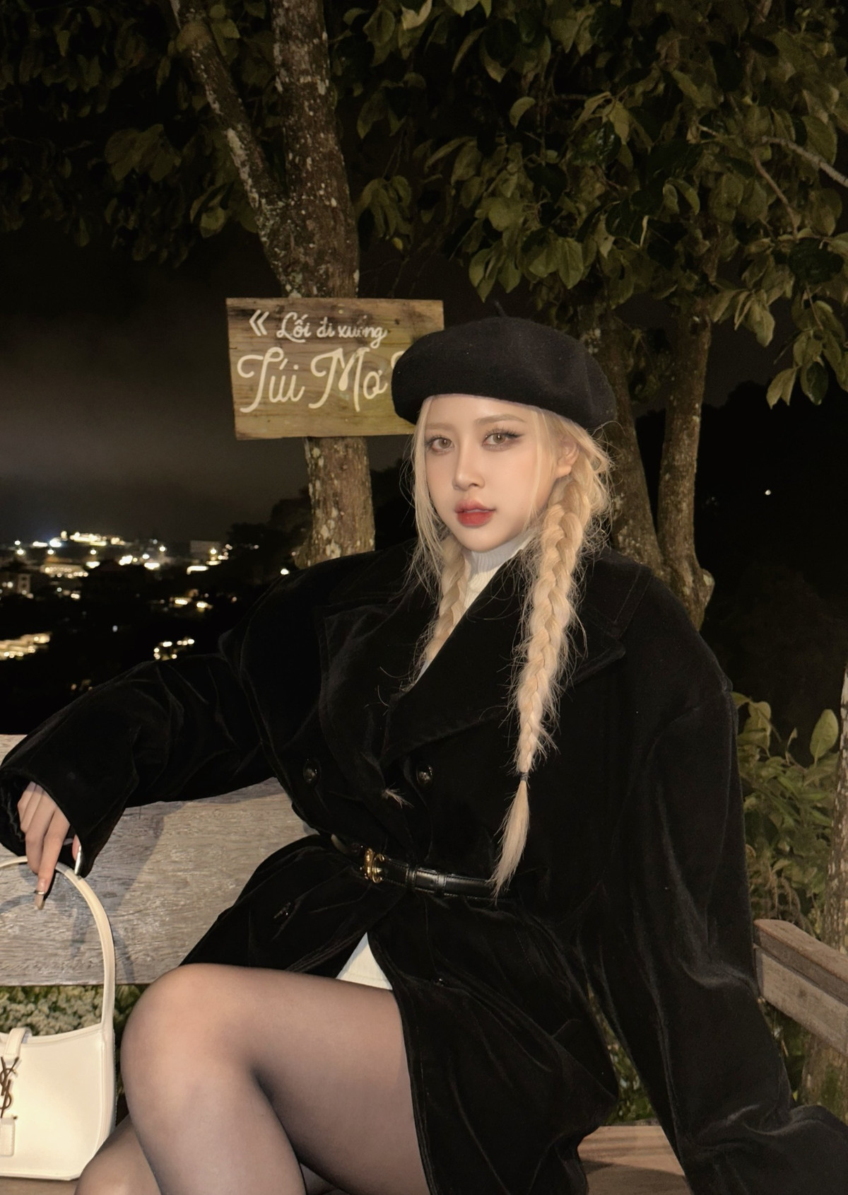 Theo dõi trang cá nhân của Huyền Diệu dễ nhận thấy cô có gu thời trang sành điệu, mỗi lần xuất hiện là một kiểu trang phục.