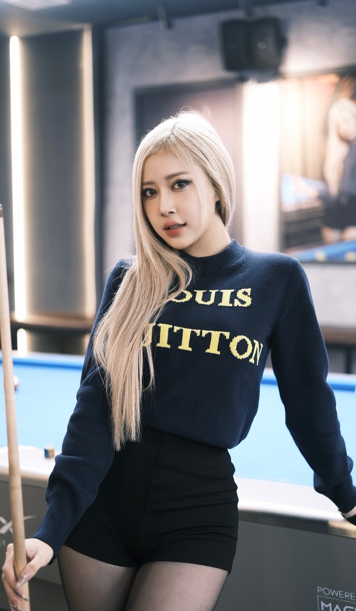 Không chỉ có mái tóc, làn da, cách trang điểm mà đến cả phong cách ăn mặc của nàng hot girl này đều tương đồng với nữ ca sĩ đình đám Hàn Quốc.