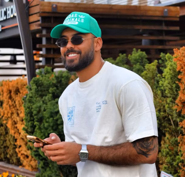 Hiện tại, sau 10 năm kể từ khi gây bão trên mạng xã hội, trai đẹp bị trục xuất năm đó giờ có cuộc sống ổn định và bình yên hơn.