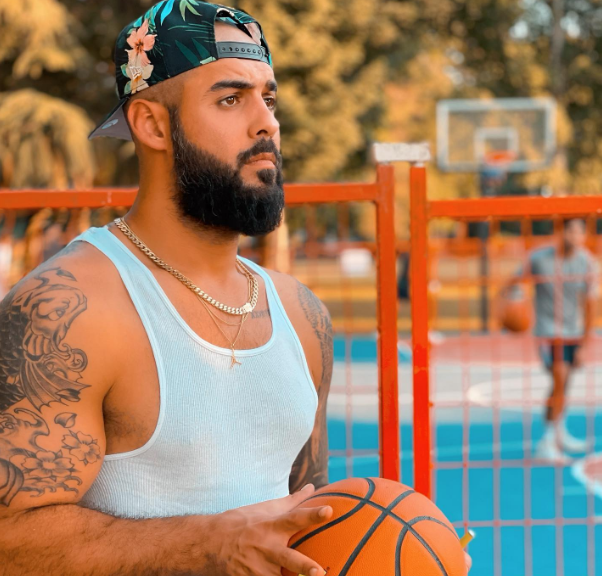 Mặc dù cuộc sống của Omar đã trải qua nhiều biến động, vẻ ngoài của anh vẫn khiến nhiều người choáng ngợp.