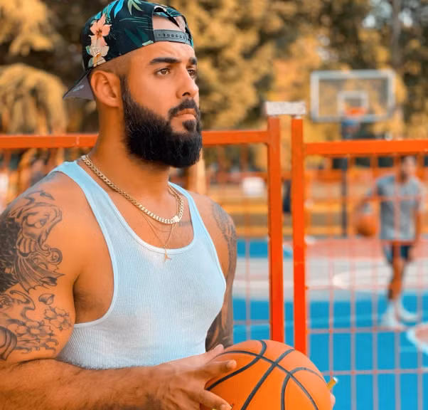 Mặc dù cuộc sống của Omar đã trải qua nhiều biến động, vẻ ngoài của anh vẫn khiến nhiều người choáng ngợp.