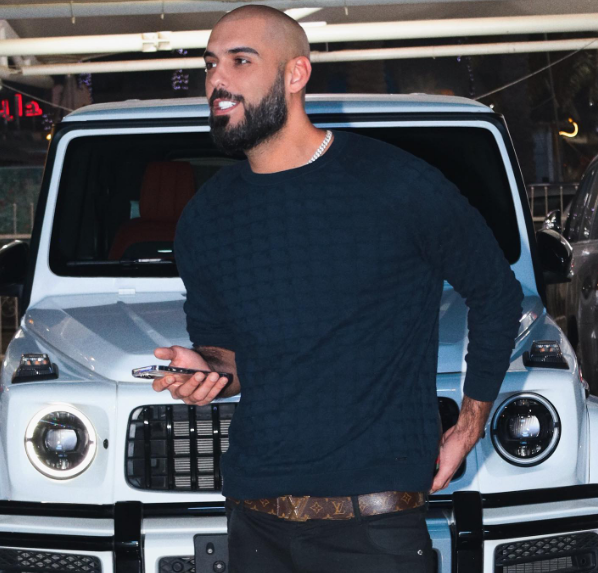 So với 10 năm trước, Omar đã không còn trẻ trung như trước đây, tuy nhiên đôi mắt sâu, chiếc mũi cao và thần thái của anh vẫn giữ được sức hút.