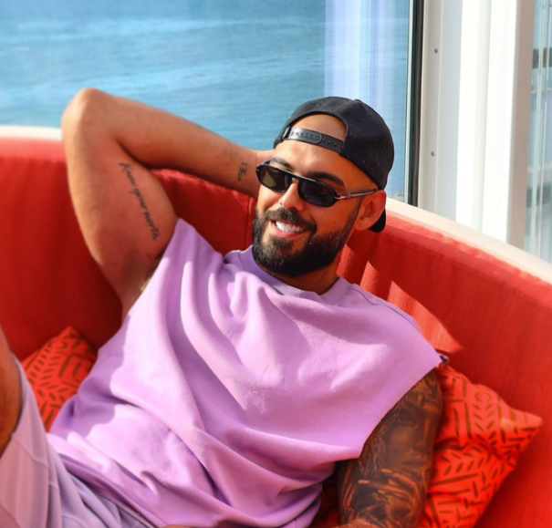 Trên trang Instagram cá nhân, có hơn 1,3 triệu người theo dõi Omar và anh thường xuyên chia sẻ hình ảnh và hoạt động thường ngày của mình.