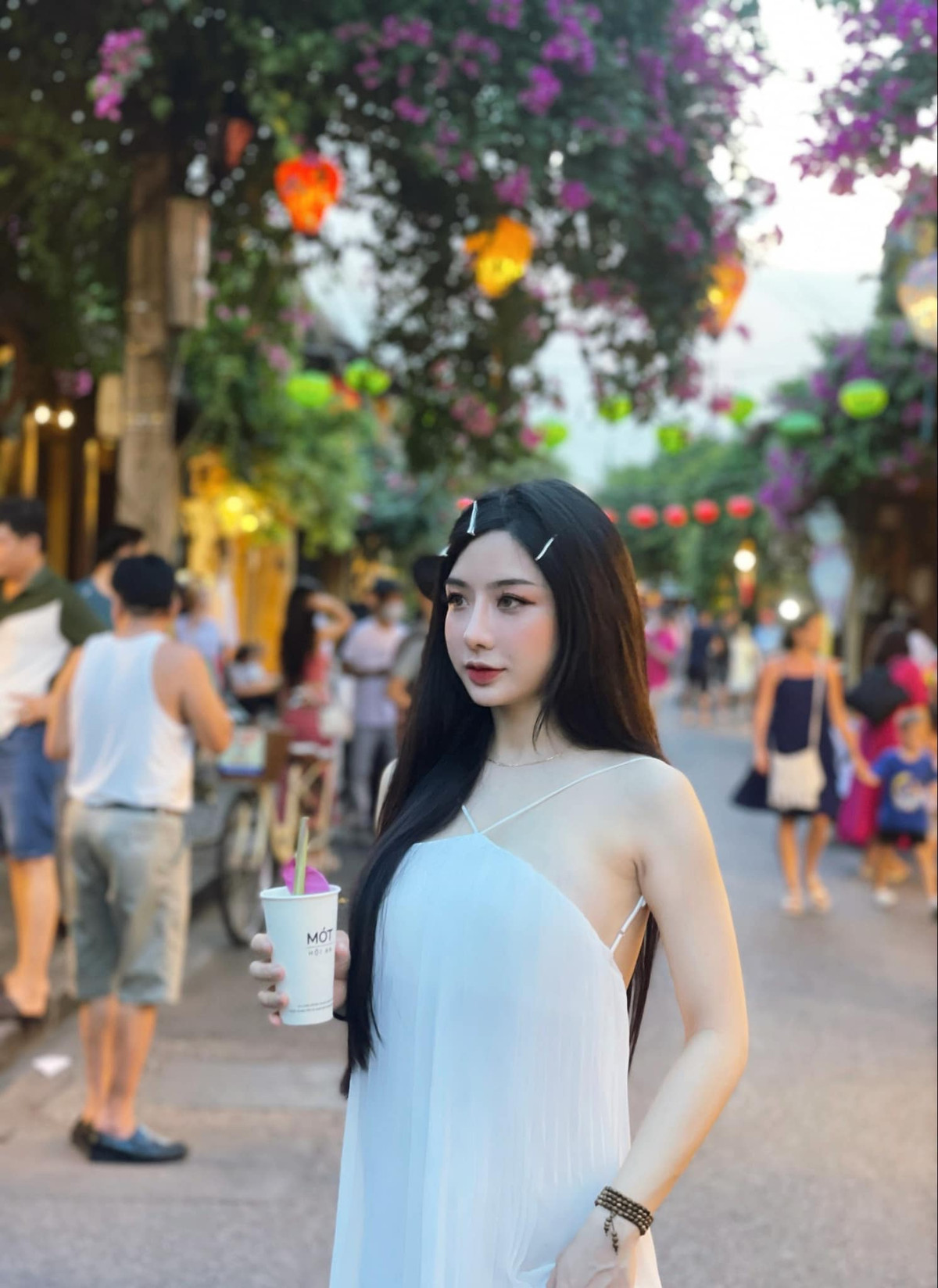 Facebook của Hồng Nhung chia sẻ nhiều hình ảnh khoe dáng chuẩn trong phòng gym. Ảnh: FBNV