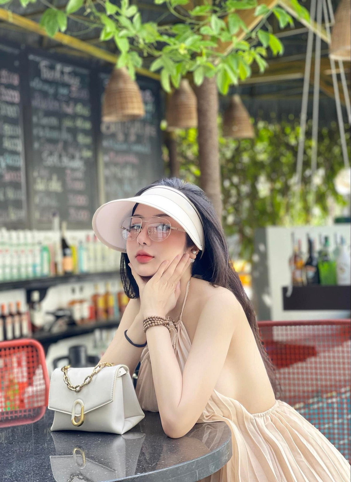 Hồng Nhung cũng sẵn sàng nắm bắt các cơ hội mới trong công việc nhờ vẻ ngoài ưa nhìn.