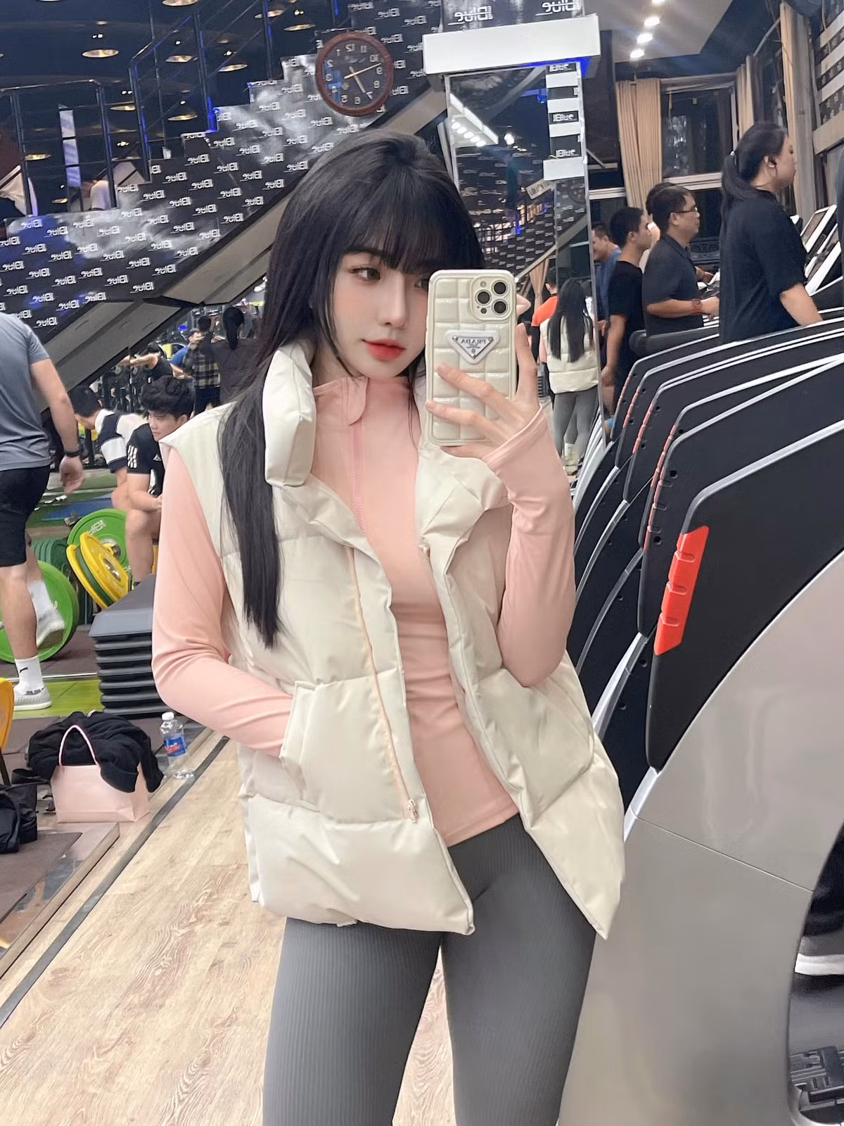 Phạm Hồng Nhung được mệnh danh là " hot girl phòng gym". Gái xinh này từng khiến cư dân mạng xôn xao bởi câu chuyện "giảm cân thần tốc".