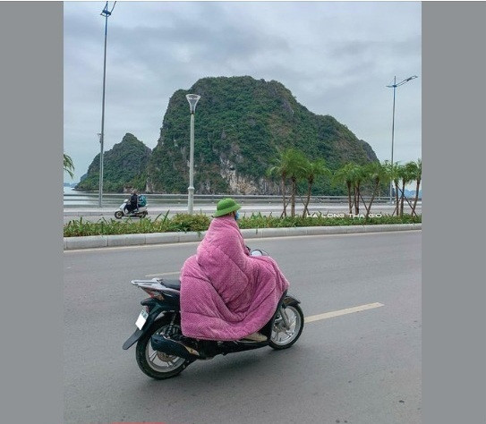 Đối mặt với đợt rét được đánh giá là là lạnh nhất từ đầu mùa đông, ra đường mang theo chăn bỗng trở thành độc chiêu chống rét mới của nhiều người.