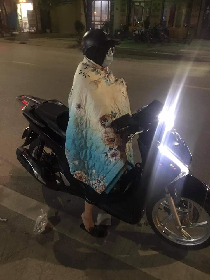 Những hình ảnh giới trẻ dùng chăn chống rét mọi lúc mọi nơi khiến người đọc cười "ra nước mắt". Ảnh: Phương Linh