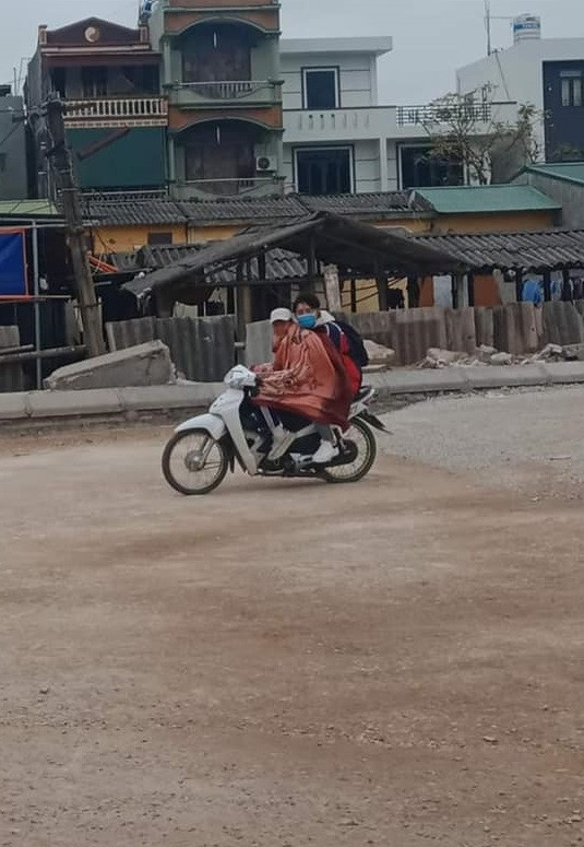 Bên cạnh sự ấm áp khi đi đường, nhiều người lại cho rằng cách chống rét như vậy là không nên. Ảnh: Mai Anh