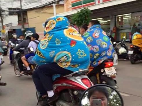 Những ngày này, bất cứ ai ra đường cũng cảm nhận được cái rét thấu xương khi nền nhiệt Bắc Bộ giảm vì nền nhiệt tăng cường.