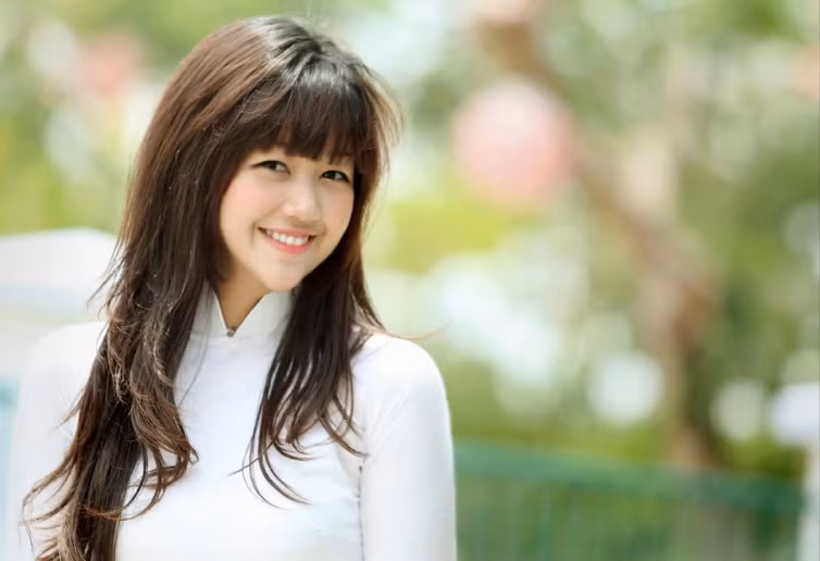 Tôn Nữ Nam Phương là nữ tiếp viên trưởng nổi tiếng từ thời còn ngồi trên ghế nhà trường. Cô gây chú ý với vẻ ngoài trong trẻo, ngọt ngào.