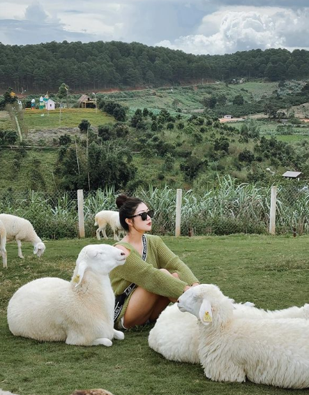 Ngoài theo đuổi nghề tiếp viên hàng không, Nam Phương còn kinh doanh thời trang và trở thành người mẫu ảnh tự do.