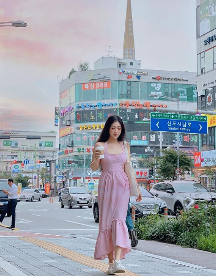 Người đẹp tự tin lựa chọn nhiều mẫu bikini nóng bỏng, khoe khéo vóc dáng gợi cảm trong các bộ trang phục gợi cảm, nữ tính.