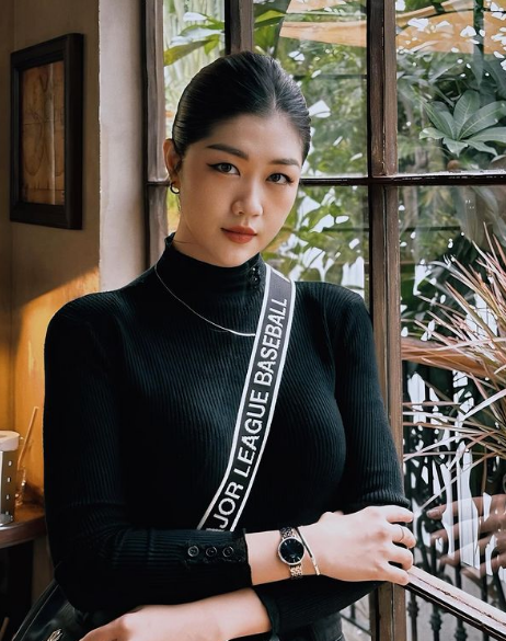 Sau nhiều năm nổi tiếng, nhan sắc cũng như cuộc sống sang chảnh của hot girl hàng không này khiến nhiều chị em ngưỡng mộ.