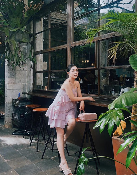 “Hôm nay bạn thấy buồn, muốn đi giải khuây, vèo 1 cái bạn đặt chân đến Paris uống tách cà phê, ăn đồ Âu, đi mua sắm. Khi bạn xem phim Hàn Quốc, thấy người ta ăn Tokbokki, mình cũng thèm quá, thế là hôm sau lại có mặt ở Hàn để ăn tokbokki” - Nam Phương từng chia sẻ về nghề nghiệp của mình.