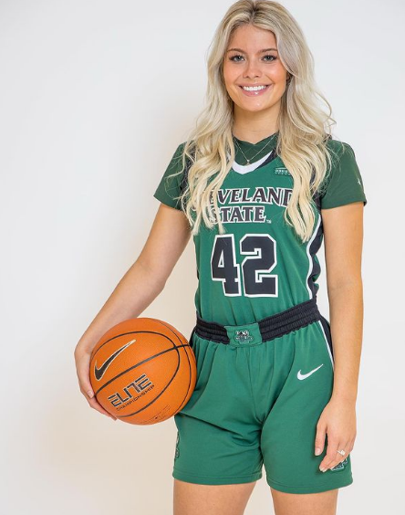 Mái tóc vàng, thân hình chắc chắn, hot girl làng bóng rổ nổi bật trong mọi khuôn hình.