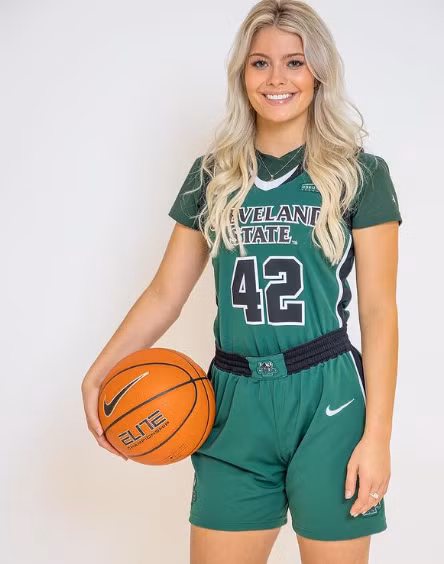 Mái tóc vàng, thân hình chắc chắn, hot girl làng bóng rổ nổi bật trong mọi khuôn hình.