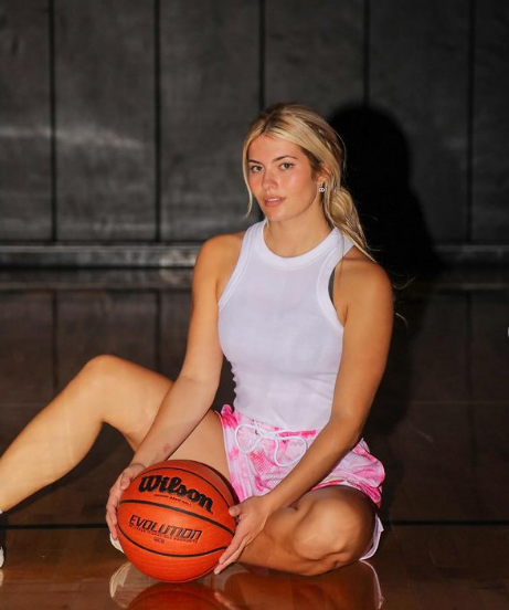 Với ngoại hình bốc lửa và tài năng ở nhiều lĩnh vực, cô gái thu hút 215 ngàn followers trang Instagram cá nhân.