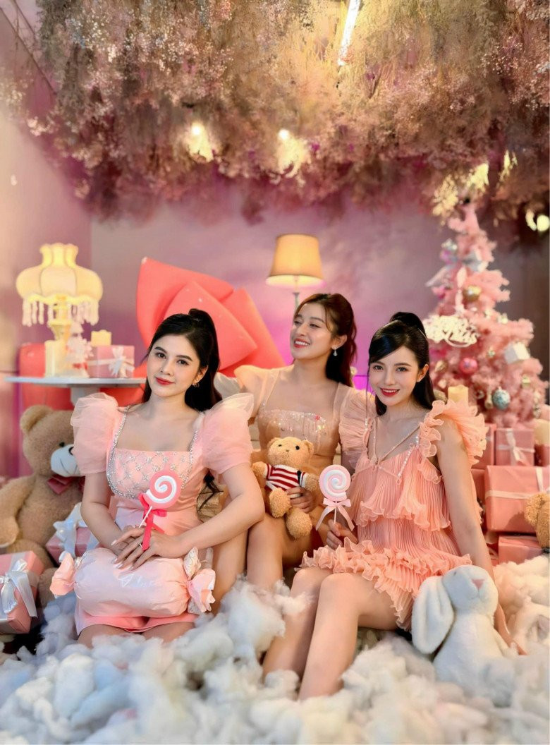 Mới đây, hình ảnh của 3 nữ MC kênh thể thao K+ dịp Giáng sinh thu hút sự chú ý của cư dân mạng. Bức ảnh tạo sức hút với nhan sắc rực rỡ của MC Vũ Thu Hoài, Á hậu Huyền My và Tú Linh MU.