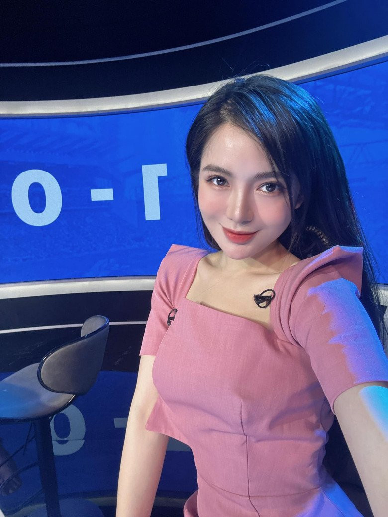 Người đẹp thường xuyên xuất hiện trên sóng truyền hình với mái tóc dài, đen láy ấn tượng.