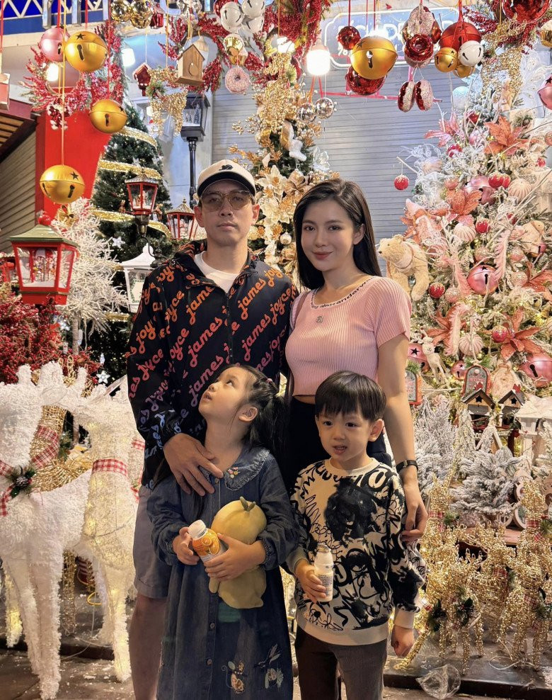 Hiện tại, Tú Linh MU đã là mẹ 2 con. So sánh thời điểm trước đây và bây giờ có thể thấy nhan sắc của cô chẳng đổi khác là bao.