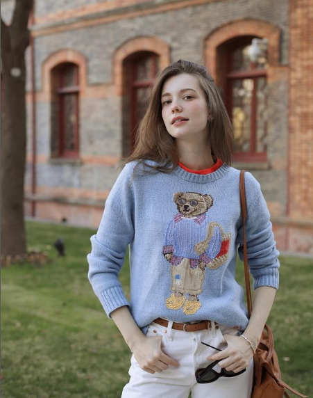 Anastasia Cebulska sinh năm 1995 hiện đang hoạt động chủ yếu tại châu Á, nhiều nhất là Trung Quốc và Thái Lan. Vẻ đẹp của cô được cộng đồng mạng ví như " tiên nữ Đông Âu".