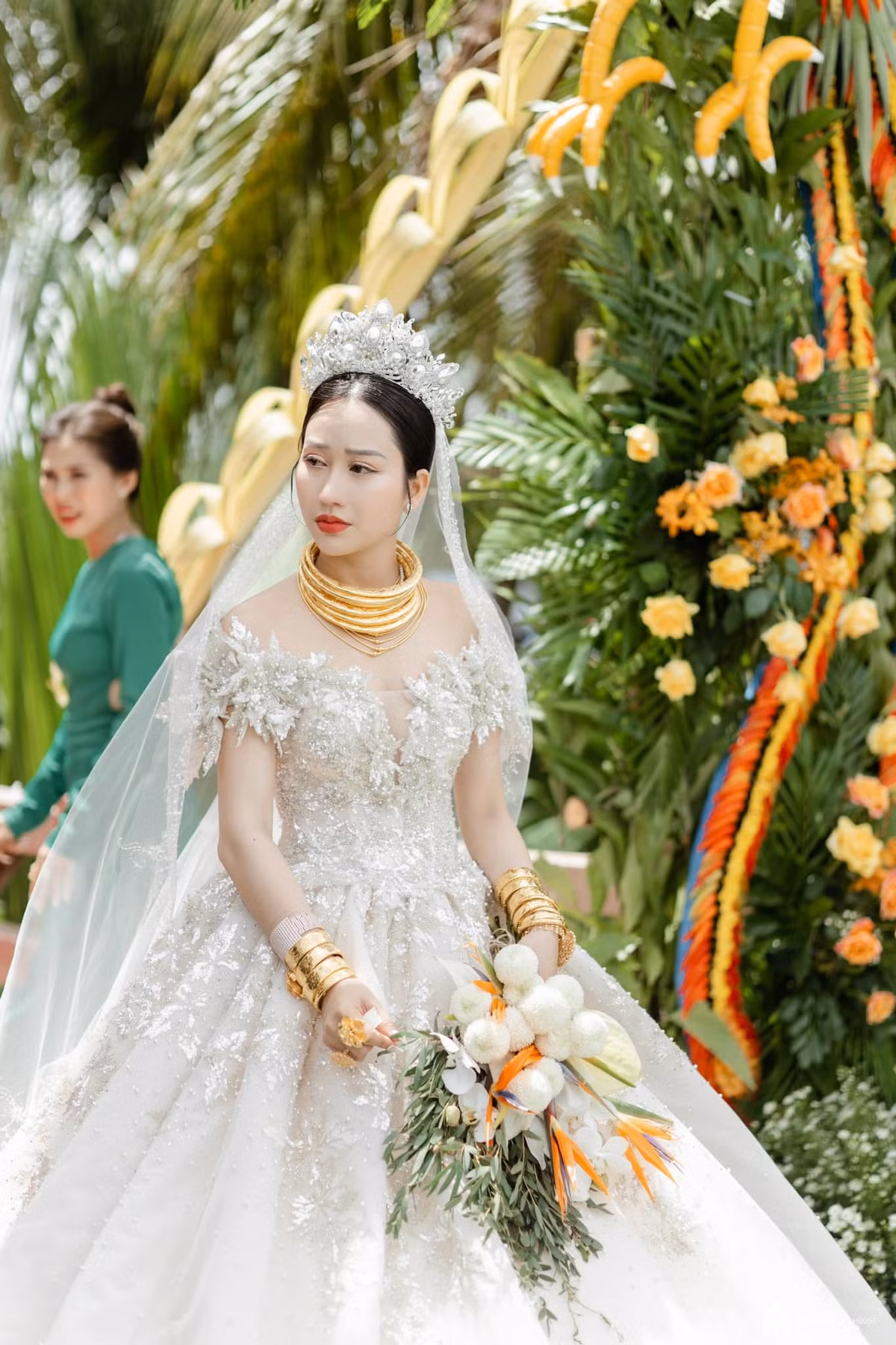 Được biết, số quà mà cô dâu đeo vàng này nhận được trong ngày cưới lên tới 2,3 tỷ đồng. Riêng tiền tổ chức đám cưới của cặp đôi đã lên đến hàng tỷ đồng.