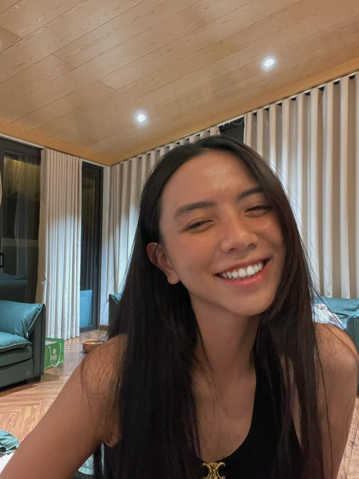 Đặng Tiểu Tô Sa sở hữu nhan sắc xinh đẹp, trong sáng với sống mũi cao, đôi mắt to tròn và nụ cười tỏa nắng.