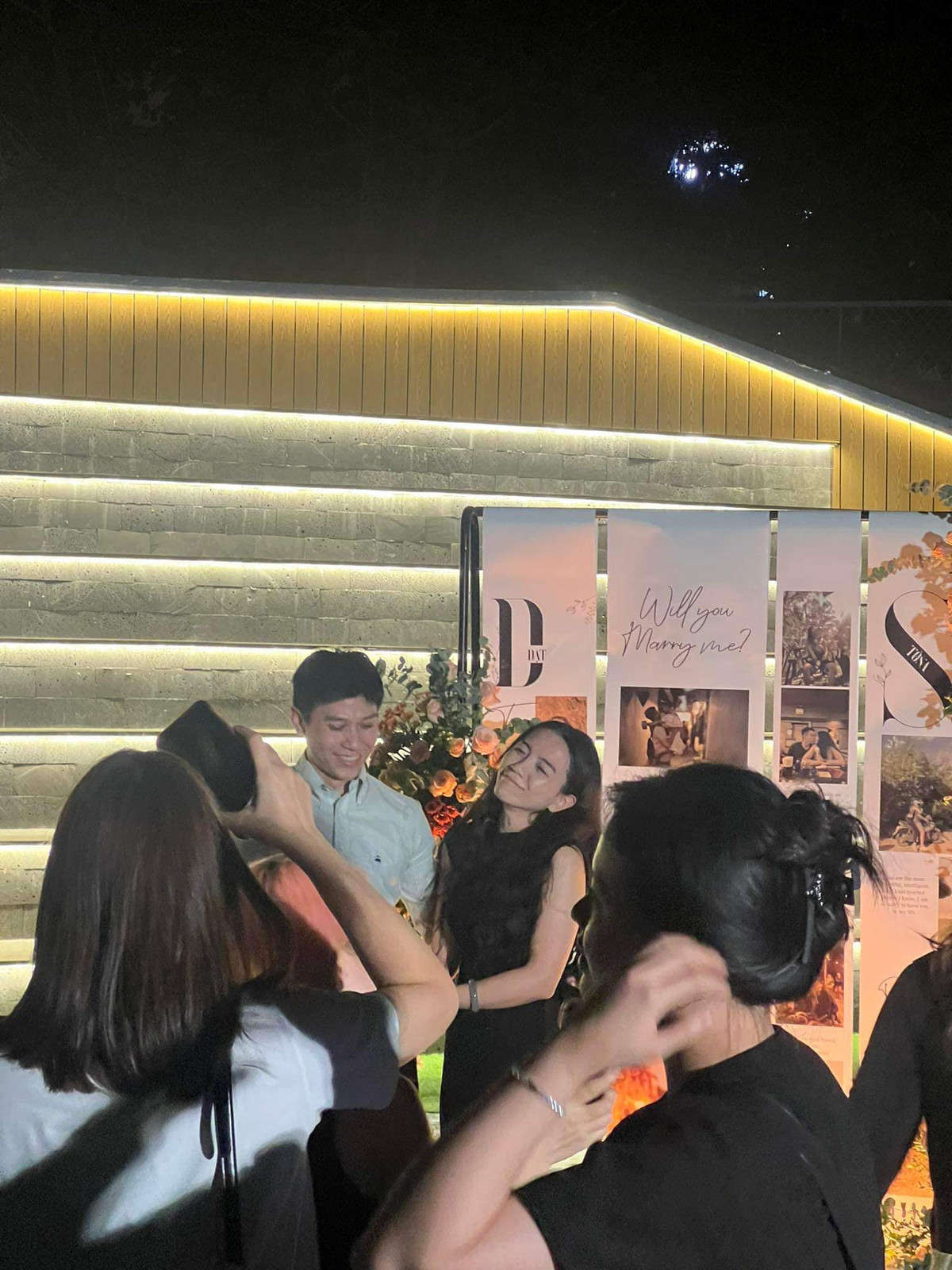 Theo đó, chồng tương lai của hot girl tên lạ này đã dàn dựng một "cú lừa" thành công, kèm theo đó là sự hỗ trợ từ ekip "hùng hậu" khiến Tô Sa không kiềm chế được cảm xúc vì quá bất ngờ và hạnh phúc.