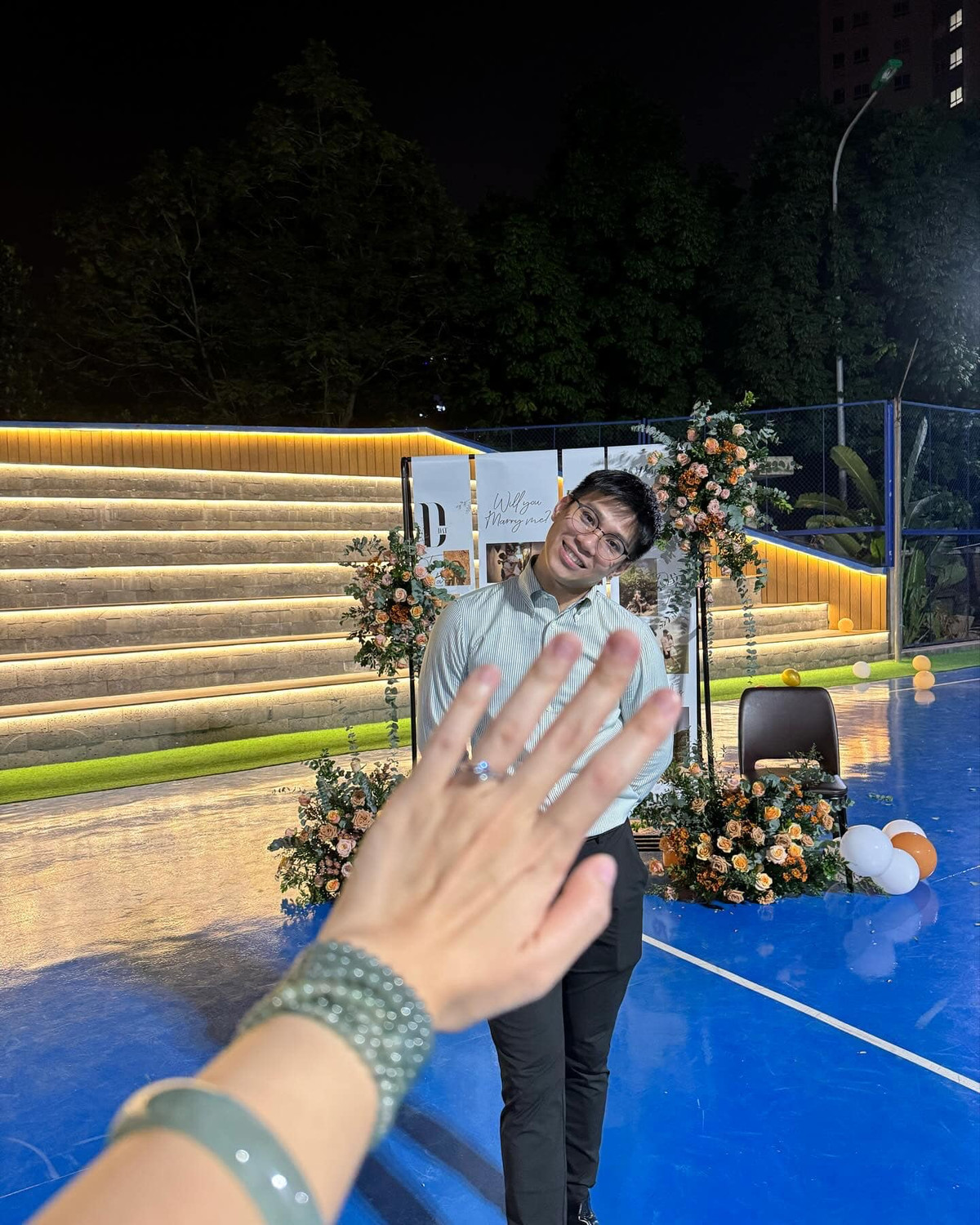 Cặp đôi bắt đầu công khai hẹn hò từ những bức hình do chính chủ tự đăng nhưng tuyệt nhiên không lộ mặt. Cho đến khi được cầu hôn, netizen mới nhìn rõ diện mạo của chú rể tương lai.