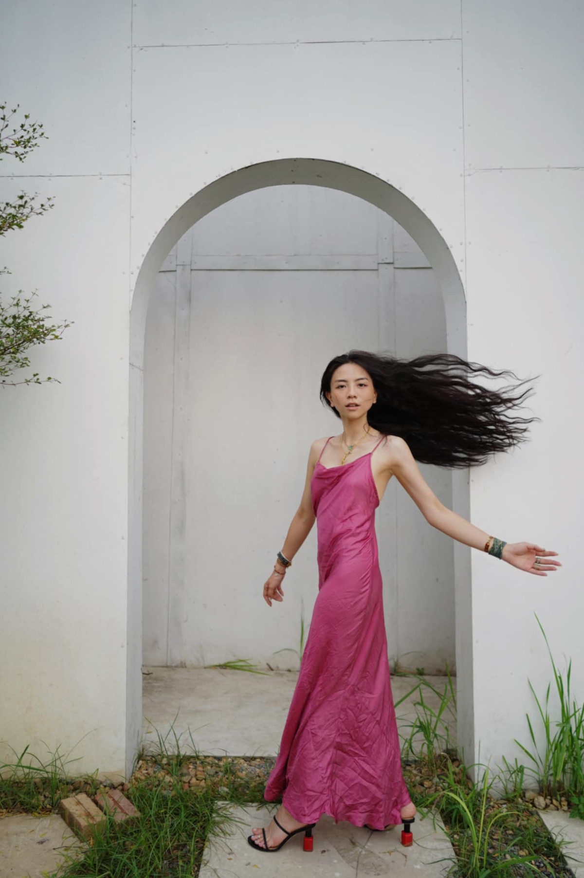 Cô tốt nghiệp ngành Quản lý khách sạn của trường ĐH The Hotel School Sydney.