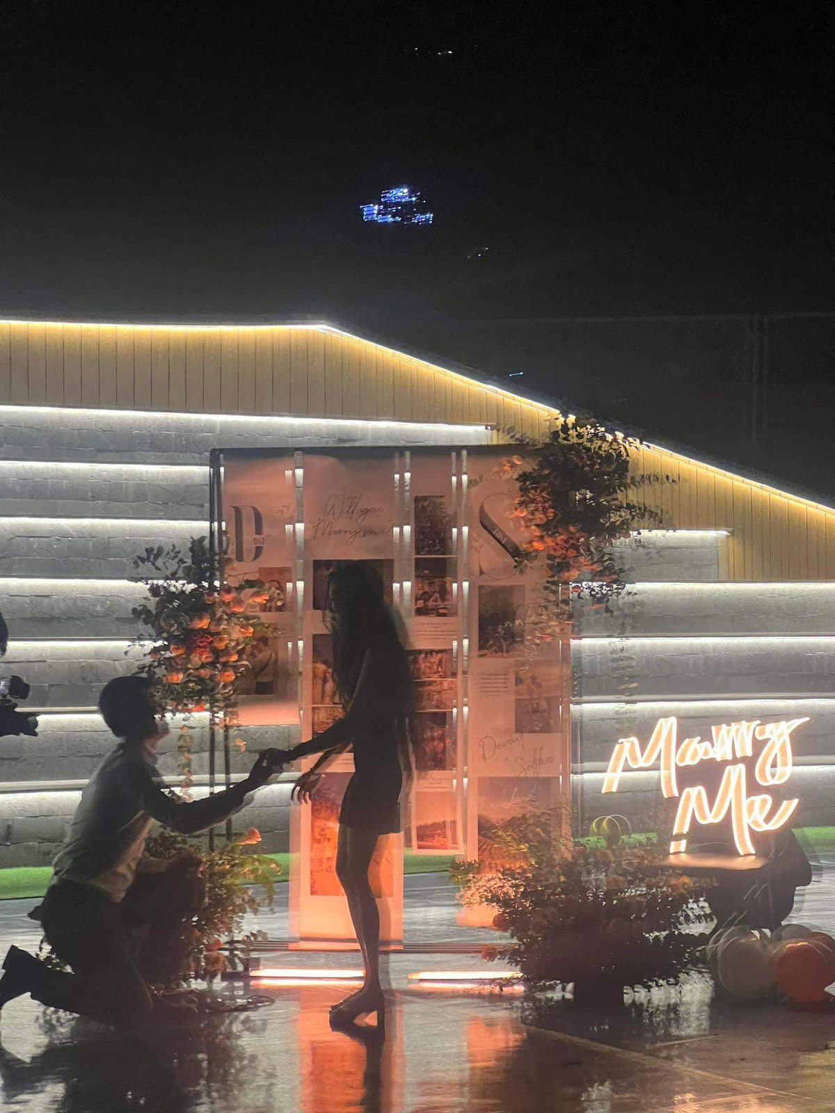 Trên trang cá nhân, Tô Sa viết: "Cuối cùng cũng có người làm em vừa khóc vừa cười, gật đầu lia lịa và lắp bắp mấy ngôn ngữ ĐỒNG Ý cùng một lúc!"